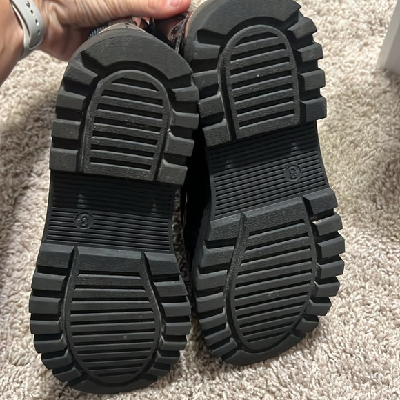 VEUC worn 1x each rain boots and black boots - Picture 3 of 8